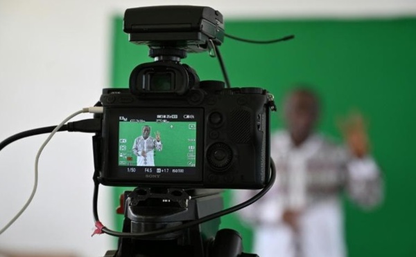 La télévision comme tableau noir pour les élèves et étudiants africains