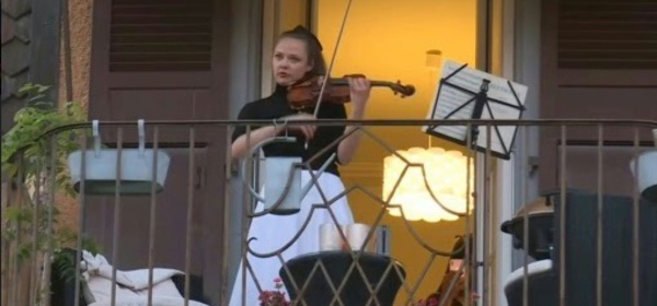 Sur son balcon suisse, la violoniste Alexandra Conunova sauve les âmes