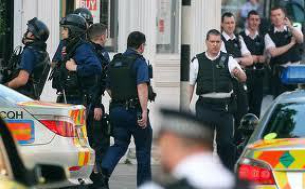 Grande-Bretagne: Quatre personnes accusées d'actes de terrorisme