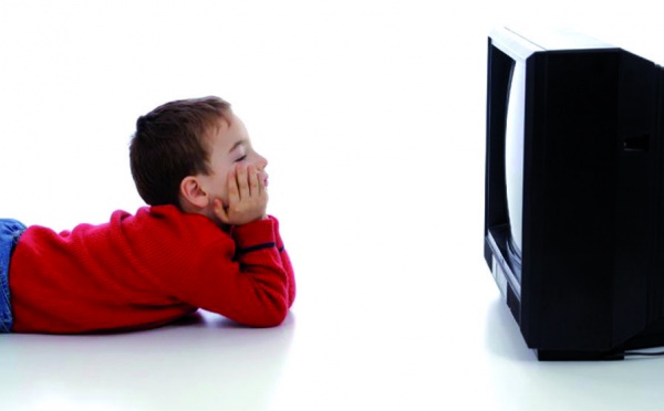 La télévision ferait grossir dès l'enfance