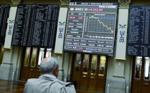 Crise dans la zone euro: L'Espagne fait chuter l'euro et les Bourses
