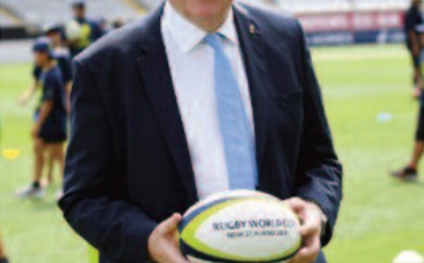 Bill Beaumont rempile à la tête de la Fédération internationale de rugby