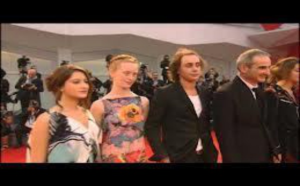 Au sixième jour du Festival de Venise : Olivier Assayas rend hommage aux années 70