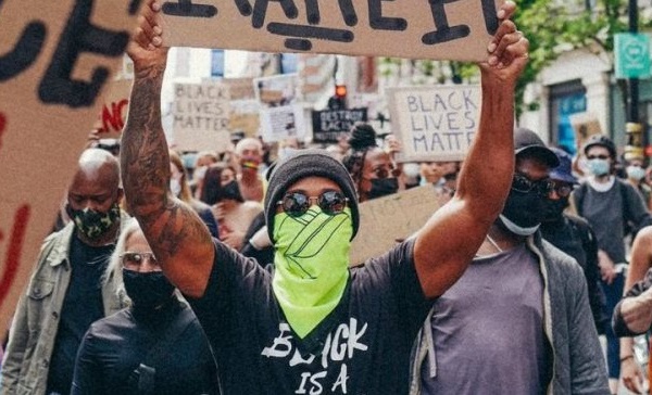 ​Hamilton manifeste à Londres contre le racisme