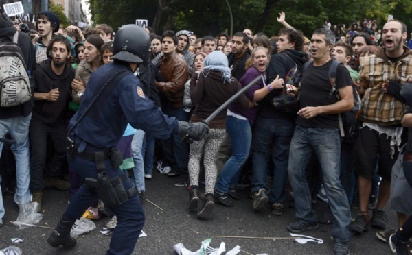 La police espagnole face à une crise sans précédent : La Catalogne bout, Madrid brûle