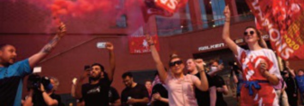 ​Des centaines de supporters de Liverpool fêtent le titre à Anfield