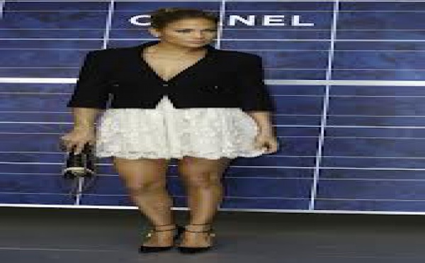 La fille de Jennifer Lopez au défilé Chanel avec 2 000 euros d'accessoires !