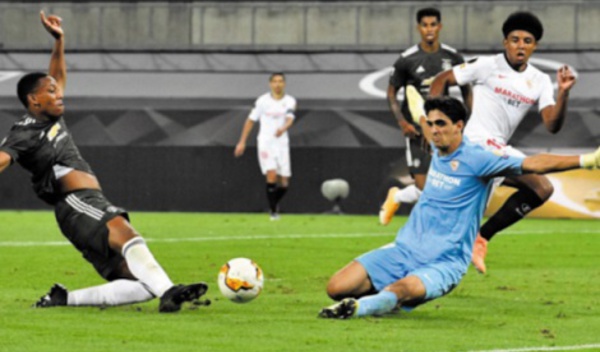 ​Yassine Bono étincelant contre  Manchester United en Ligue Europa