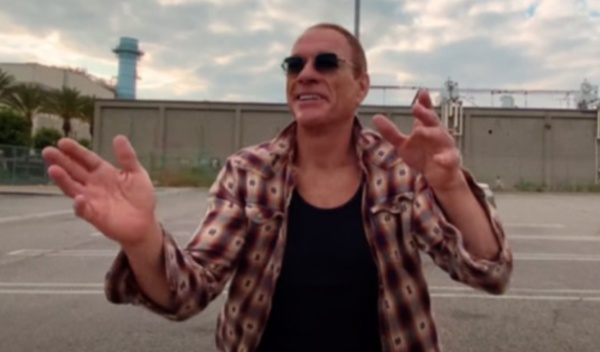 ​Pour Ultrarêve, son nouveau titre, Aaron fait danser Jean-Claude Van Damme