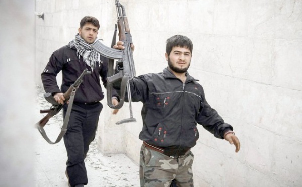 Pas de répit dans les violences en Syrie : Londres reconnaît la nouvelle coalition de l’opposition