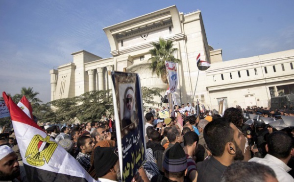 L’opposition au président Morsi ne lâche pas prise : Les juges égyptiens refusent de superviser le référendum