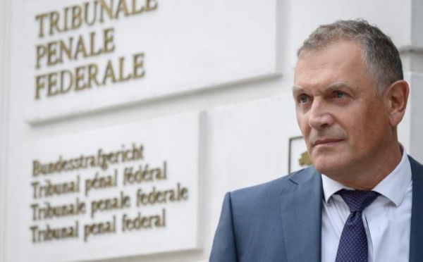 Valcke plonge ses juges dans la manne des droits TV