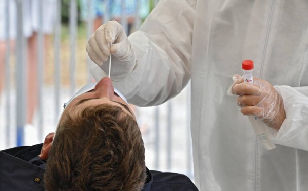 Tests antigéniques, une solution à l'engorgement des laboratoires ?