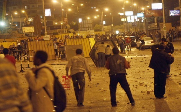 L’Egypte au bord du chaos : Des heurts meurtriers devant la présidence au Caire