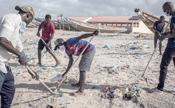 Au Sénégal, la tâche infinie de nettoyer les plages