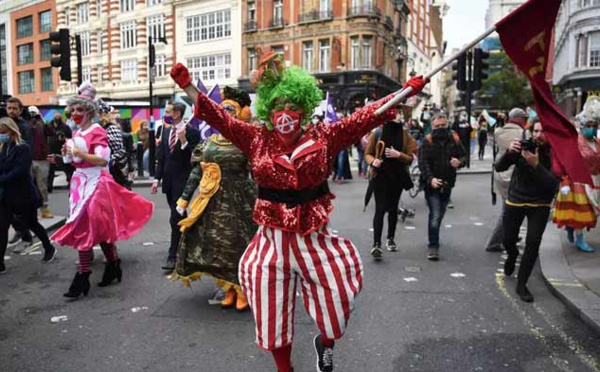 Menacé par le Covid-19, le monde du spectacle manifeste à Londres