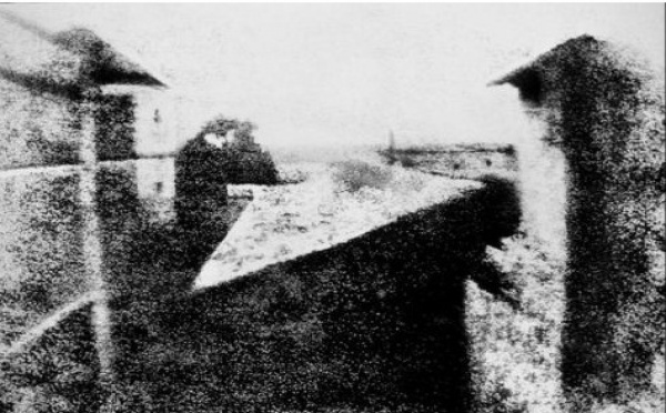"Point de vue du Gras" du Français Nicéphore Niepce date de 1826 : Un musée allemand expose la plus ancienne photographie au monde
