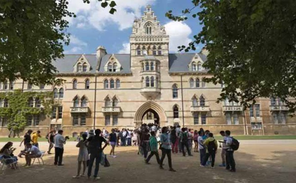 Face au coronavirus, les universités britanniques limitent la casse