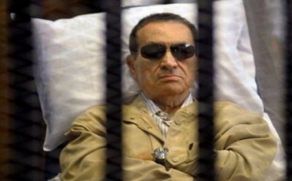 L'ancien président Moubarak souffre de côtes fracturées