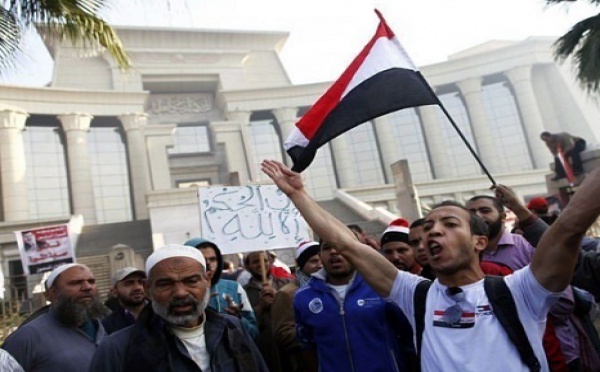 Morsi  reste optimiste devant la crise : Chute de la livre égyptienne