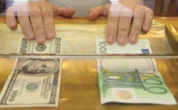 Dans l’attente des indices de la BCE et la Fed, l’euro perd du terrain face au dollar