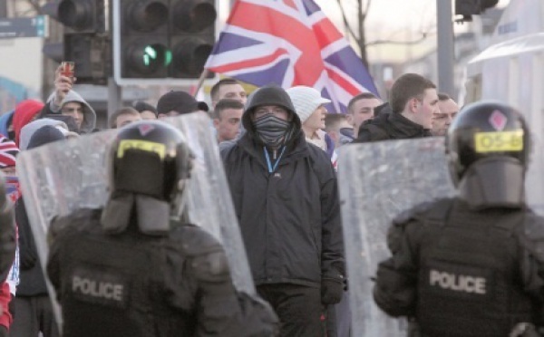 Affrontements entre unionistes et nationalistes à Belfast