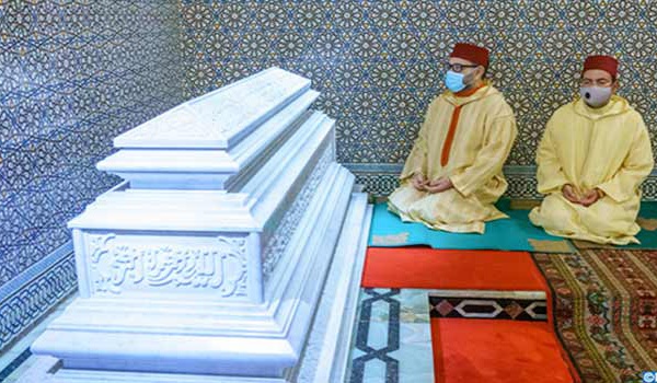 S.M le Roi Mohammed VI se recueille sur la tombe de S.M Hassan II