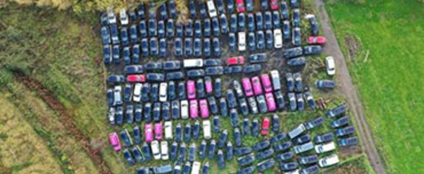 Près de Londres, fleurissent les champs de taxis abandonnés à cause de la pandémie