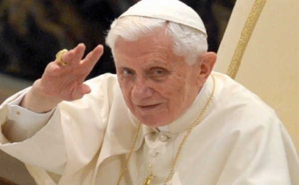 Le pape Benoît XVI renonce