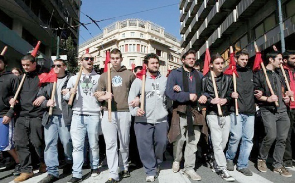Des dizaines de milliers de Grecs dénoncent l'austérité