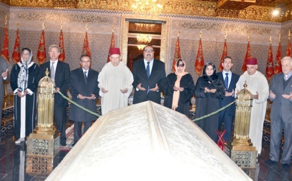Une  délégation de l’USFP se recueille sur  la tombe de feu Hassan II