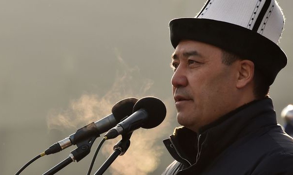 Sadyr Japarov, de la prison aux portes de la présidence kirghize