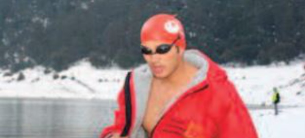 Hassan Baraka réalise une nage de 1.600 mètres en eau glacée