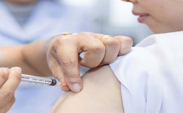S.M le Roi lance la campagne de vaccination contre la Covid-19