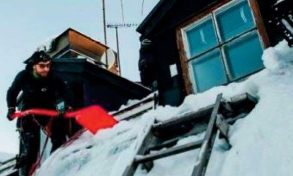 En Suède, les “déneigeurs du ciel” bravent le vertige sur les toits