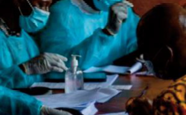 Au chevet des malades d’Ebola, les soignants visent le risque zéro