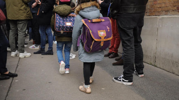 Après une troisième mise sous cloche, les petits Anglais reprennent le chemin de l'école