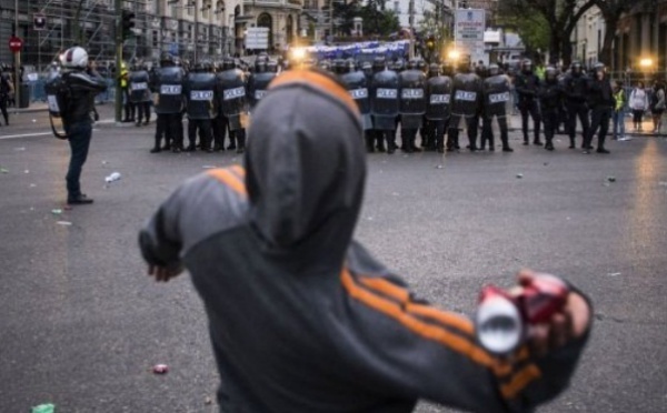 Incidents entre police et jeunes manifestants espagnols