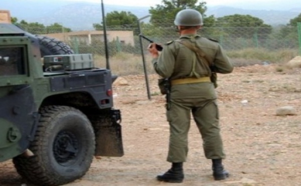 Les forces tunisiennes pourchassent deux groupes armés près de l'Algérie