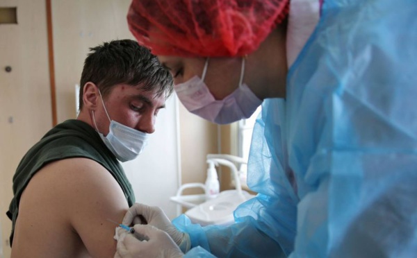 Le régulateur européen “convaincu” des bénéfices du vaccin AstraZeneca