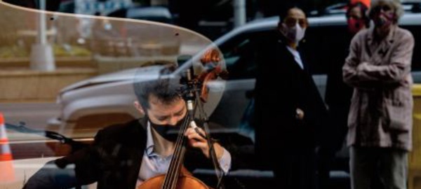 Des musiciens dans la vitrine