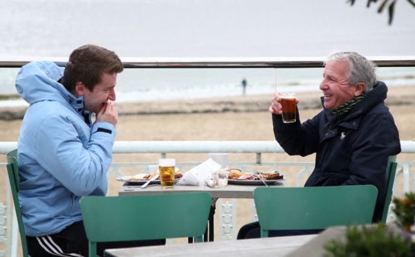 Les Anglais réinvestissent les terrasses des cafés