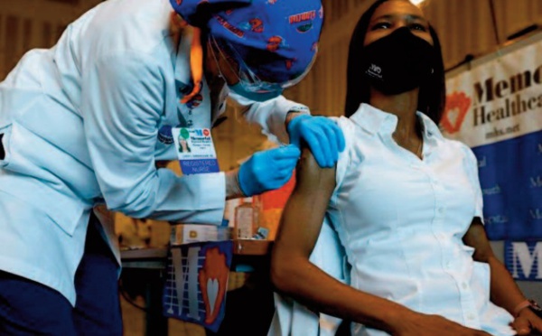 Vaccins pour tous aux Etats-Unis, confinement à New Delhi