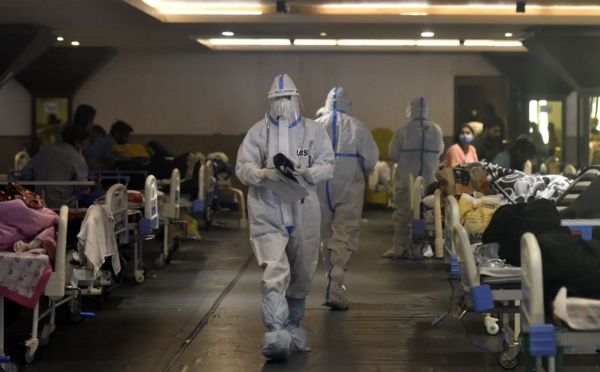 Un record de contaminations et de décès plonge l'Inde dans une crise sanitaire majeure