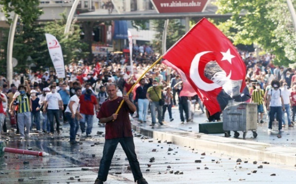 Les manifestations continuent à Istanbul