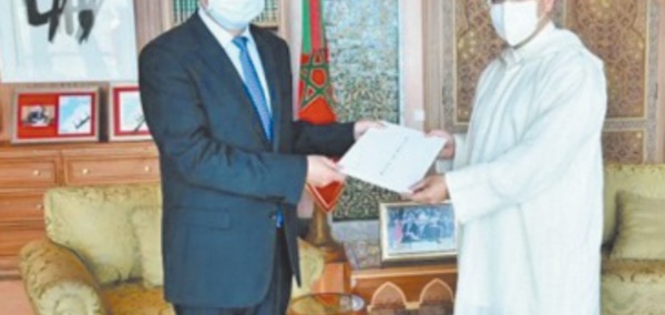 De nouveaux ambassadeurs présentent les copies figurées de leurs lettres de créance