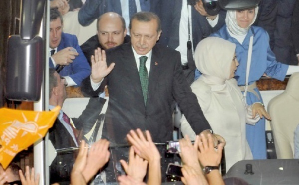 Des milliers de partisans acclament Recep Tayyip Erdogan à son retour du Maghreb