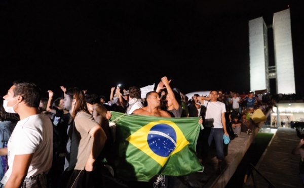 Les joueurs brésiliens soutiennent les manifestants
