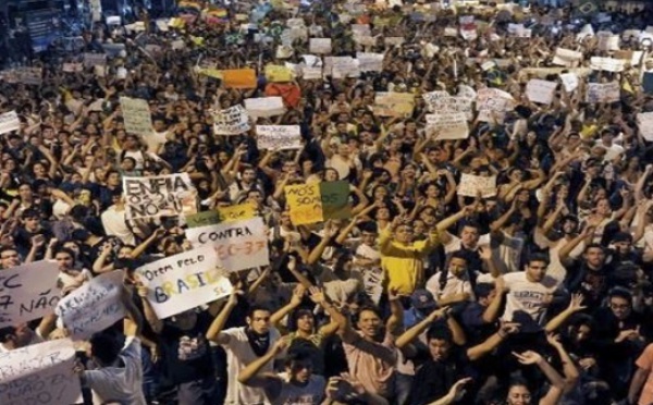 Les  violences se poursuivent au Brésil malgré la baisse du prix des transports