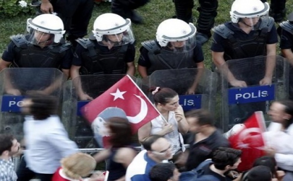 L’Europe demande à Ankara de sanctionner les violences policières